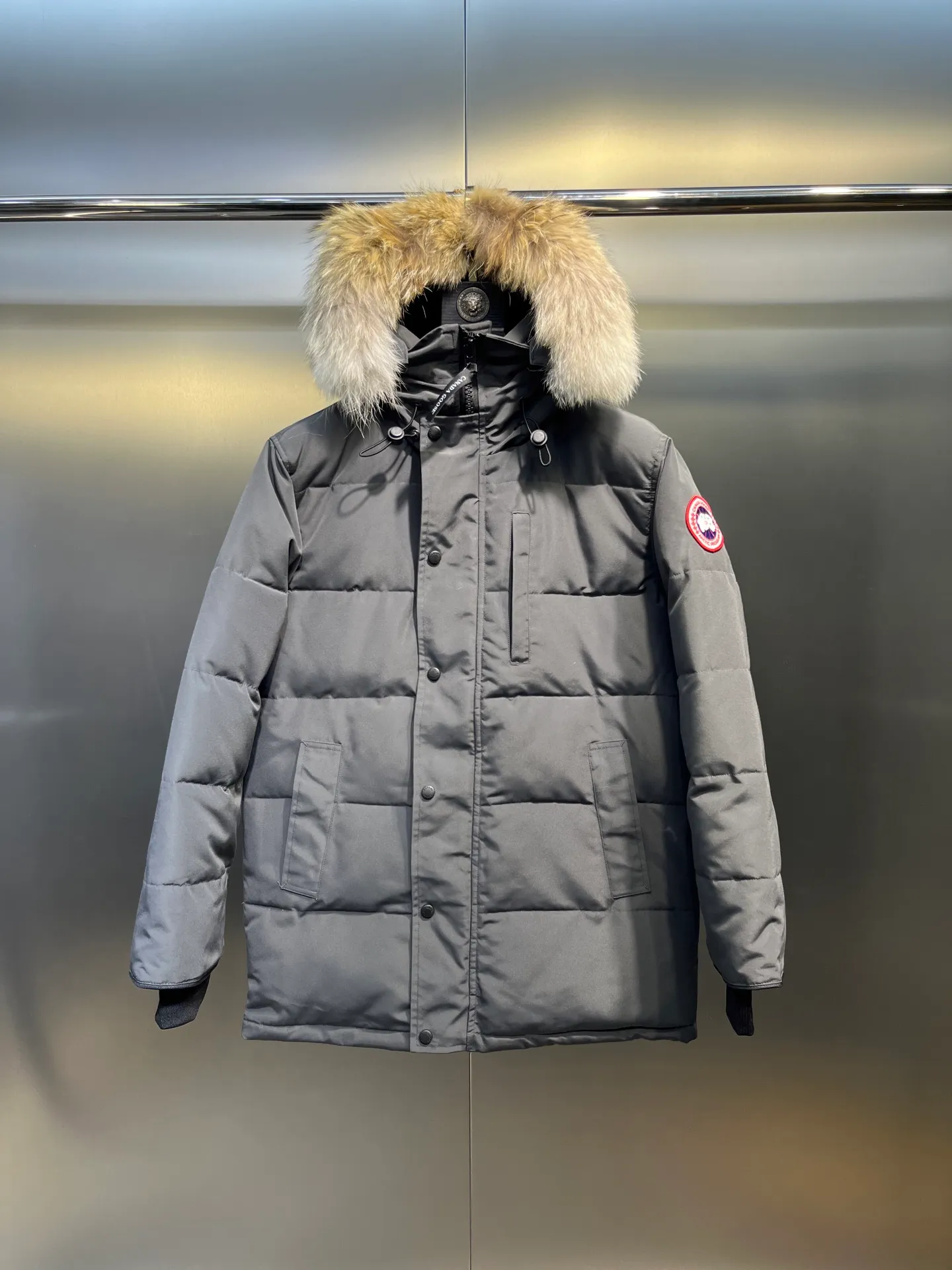 P860 Canada Goose 14 models Canada Goose🌟 Natural Siberian coyote fur collar, the delicate and strong feel, is the sense of life that comes from the erosion of natural wind and frost! Authentic version! All the details are in place! The fabric is made of high-density nano-level waterproof fabric, which is windproof and wear-resistant, and has a certain thickness! The down is 90% national standard white duck down, which can be taken for testing. It uses an imported down flushing machine for accurate down flushing! The grams are guaranteed to be the same. It will not be like the hand racing in small workshops, resulting in more velvet here and less velvet there. The zipper is the YKK brand used by Canada Goose! Smooth and comfortable on both sides! In order to prevent cold wind from pouring in, a double closure design is adopted. On the premise of the traditional zipper fly, a secondary closure with large military buttons is used to bring better warmth retention effect. It retains the classic hooded design and uses super large luxurious wolf fur to protect against wind and cold! The fur collar is removable! It doesn’t matter how low the temperature is this winter, a big goose suit is enough. I’ll give you the wind and temperature!  Size: s-xxl